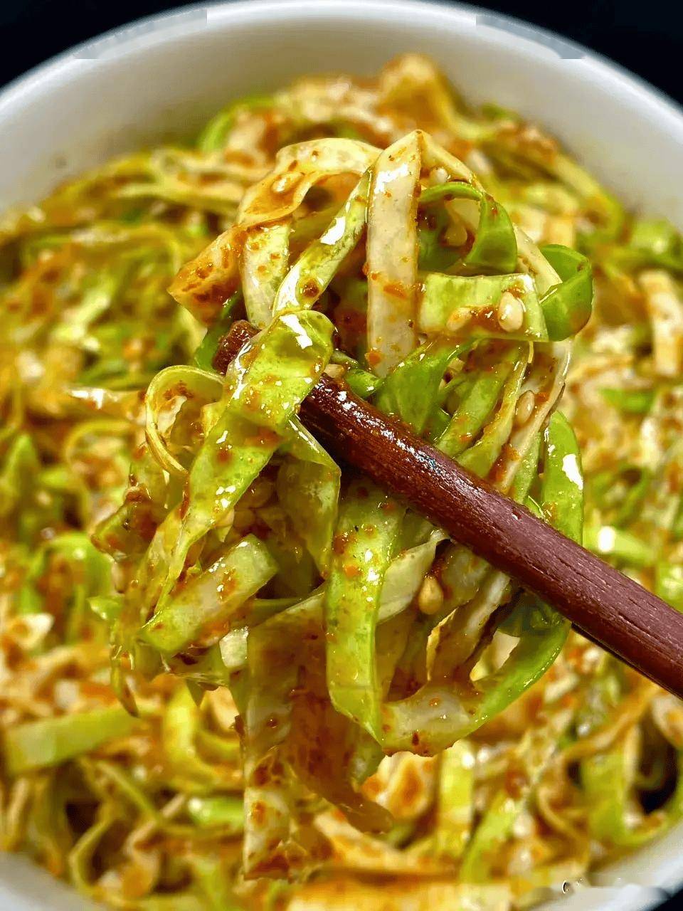 酸辣包菜丝,口感酸辣脆爽,开胃解腻,低卡低脂!