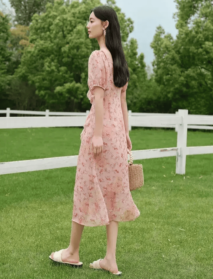 中年女人夏季穿搭,穿粉色碎花连衣裙好看吗?会不会被人说扮嫩?