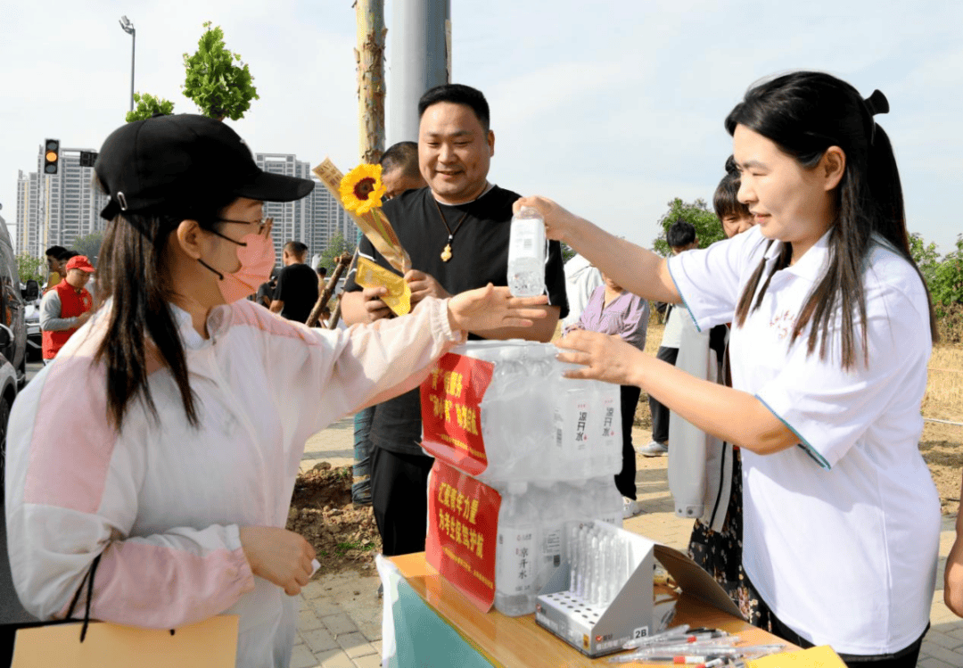 06阜南县团阜南县委联合阜南县青年志愿者协会在阜南六个高考考点设置