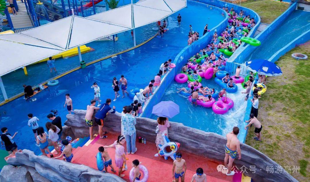 水上乐园还新增了海底世界主题打卡区域让游客们能够与超大鲨鱼亲密