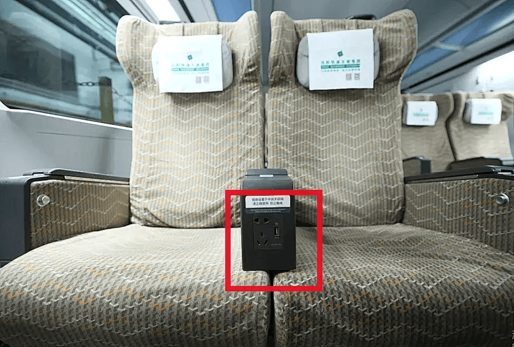 原来列车上这些地方还有充电口!_插座_车厢_座椅
