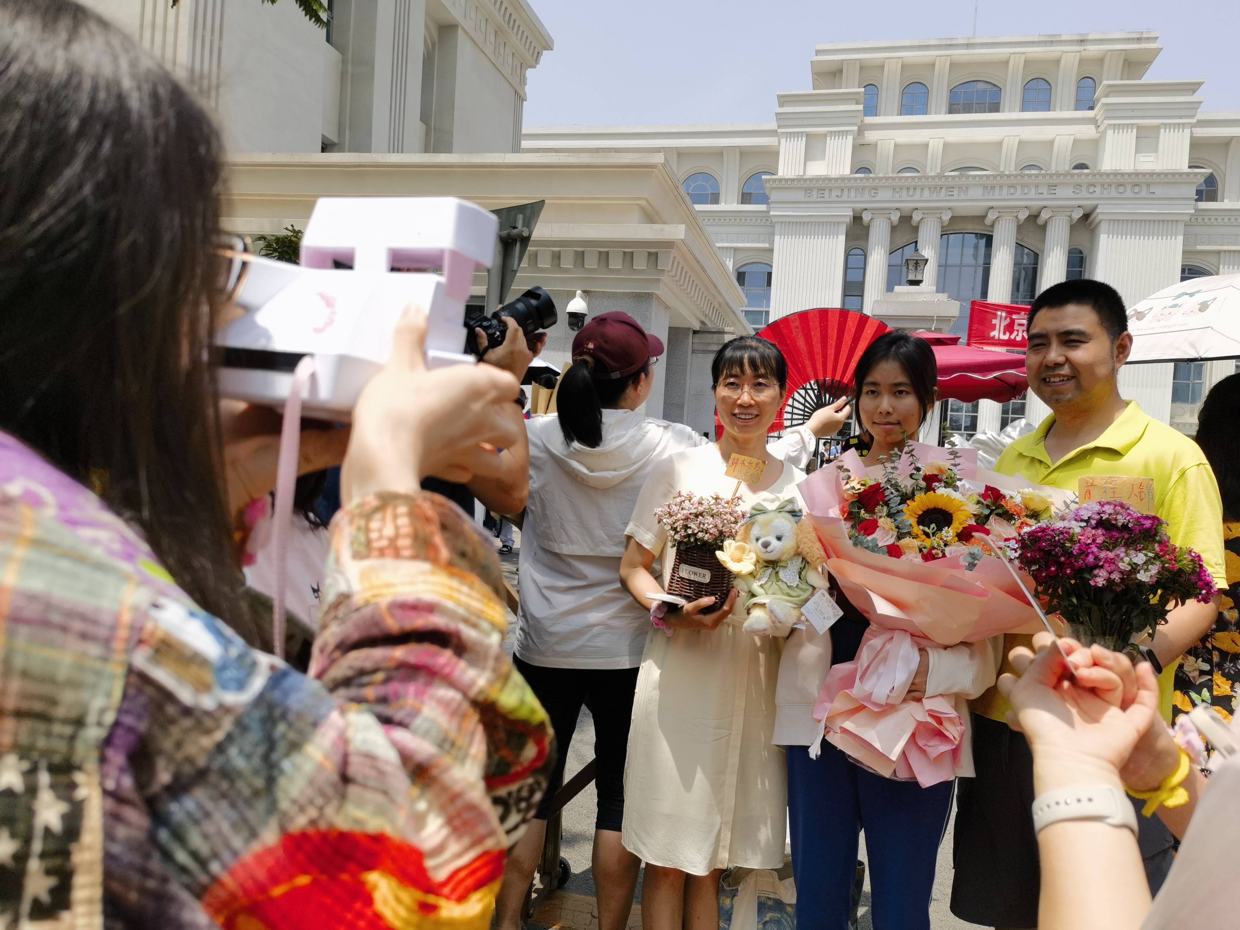 北京高考最后一天 部分考生提前结束高考 家长手持鲜花相迎