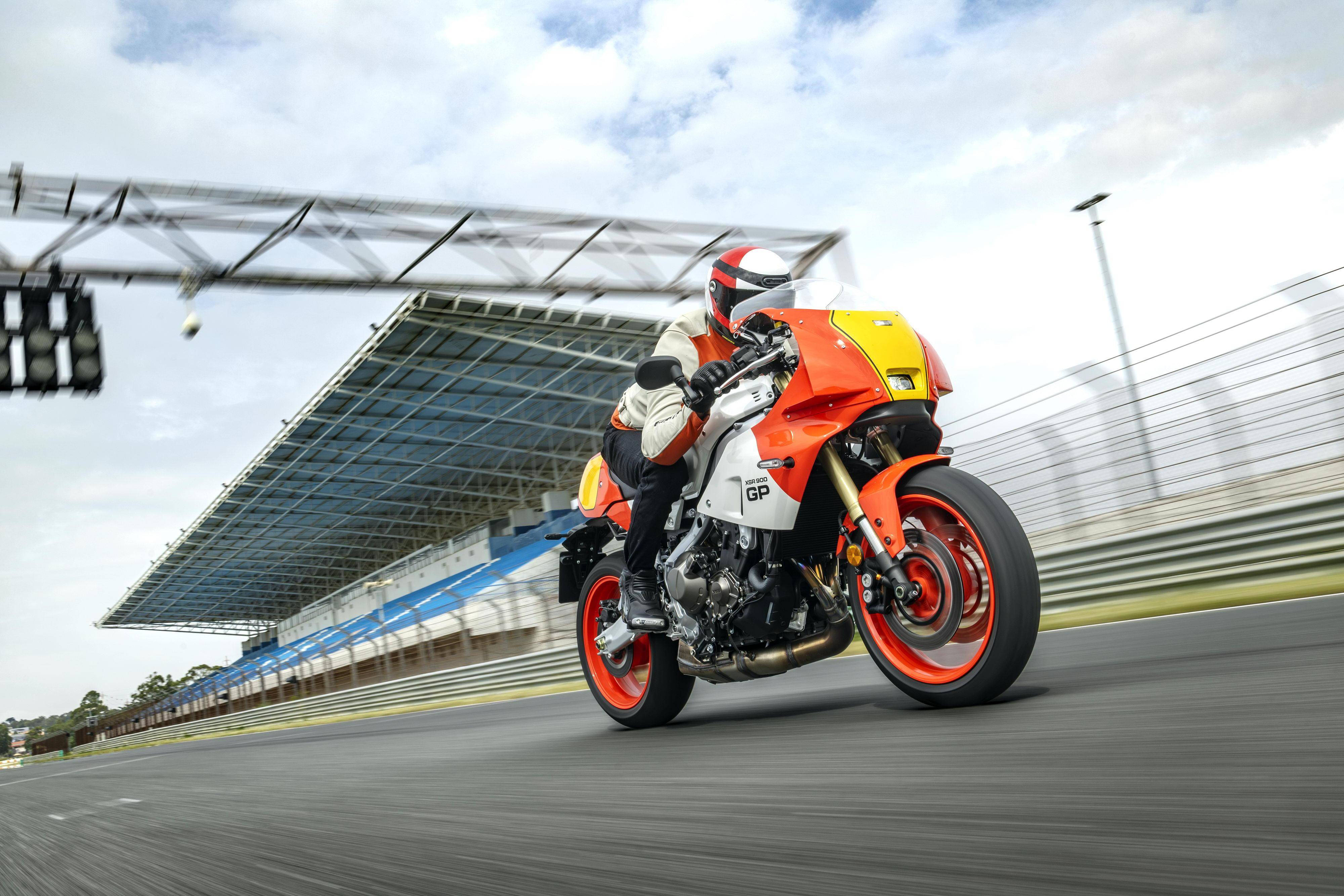 图集:yamaha 2024 xsr900 gp 复古跑车,传奇车手的试驾