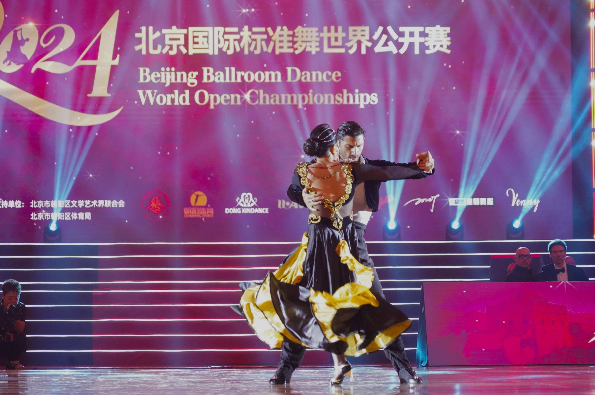 "旋舞朝阳"国标舞世界公开赛在国家体育馆开赛
