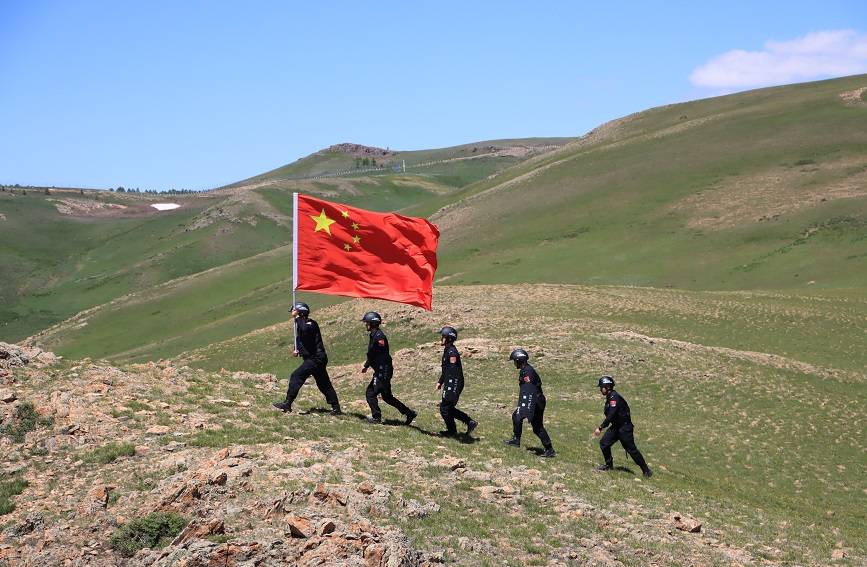 巡逻踏查 守护边境地区持续安全稳定