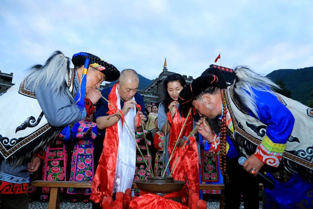 6月9日晚,云上凉夏 风韵羌乡2024中国非遗茂县瓦尔俄足节篝火晚会在