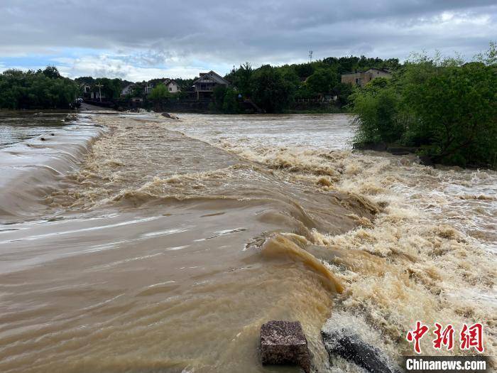 福建南平河流超警 河水淹没沿岸步道