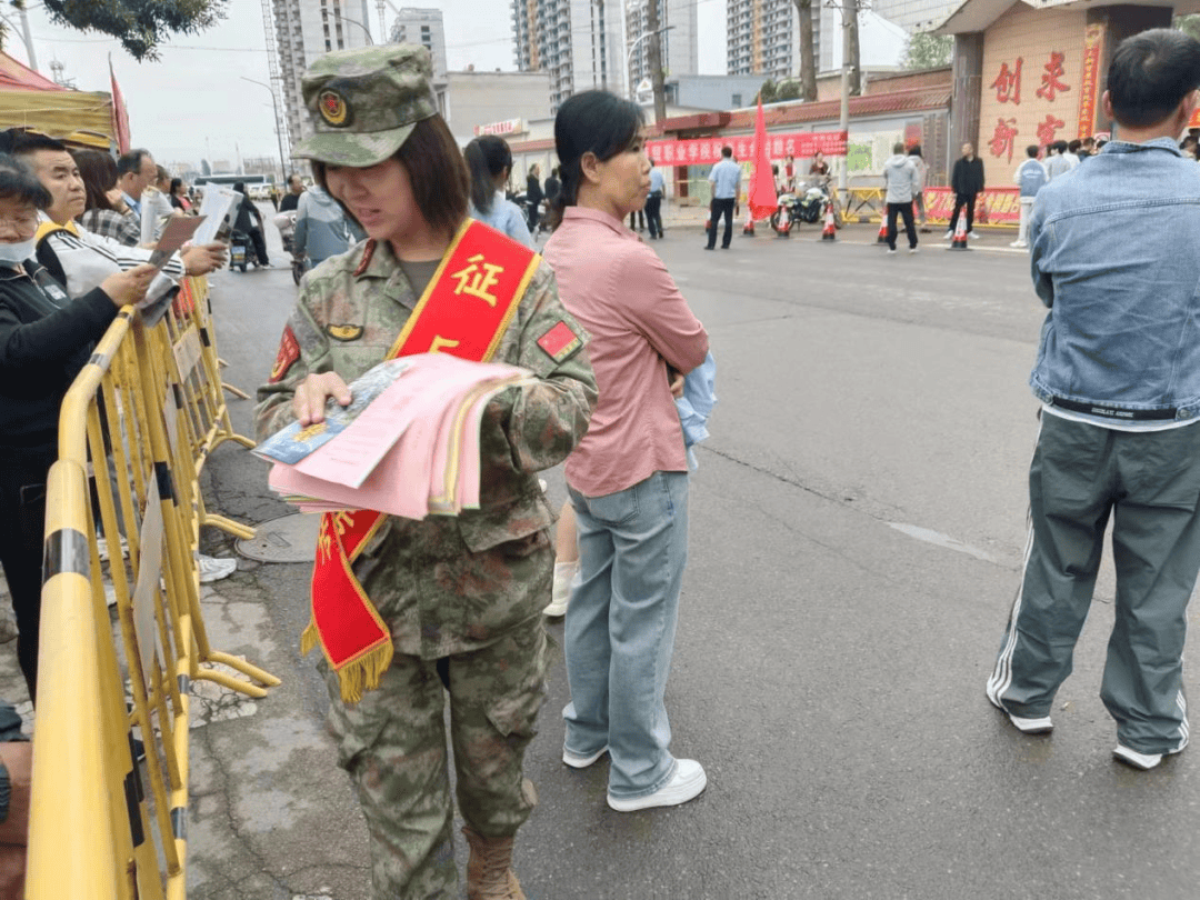 征兵宣传助高考 点燃青春从军梦