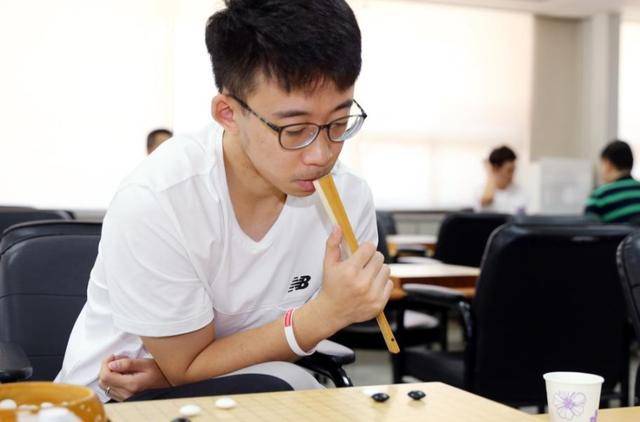 韩第一人申真谞九段,越来越迈入了中国第一人柯洁九段的老路,不断的