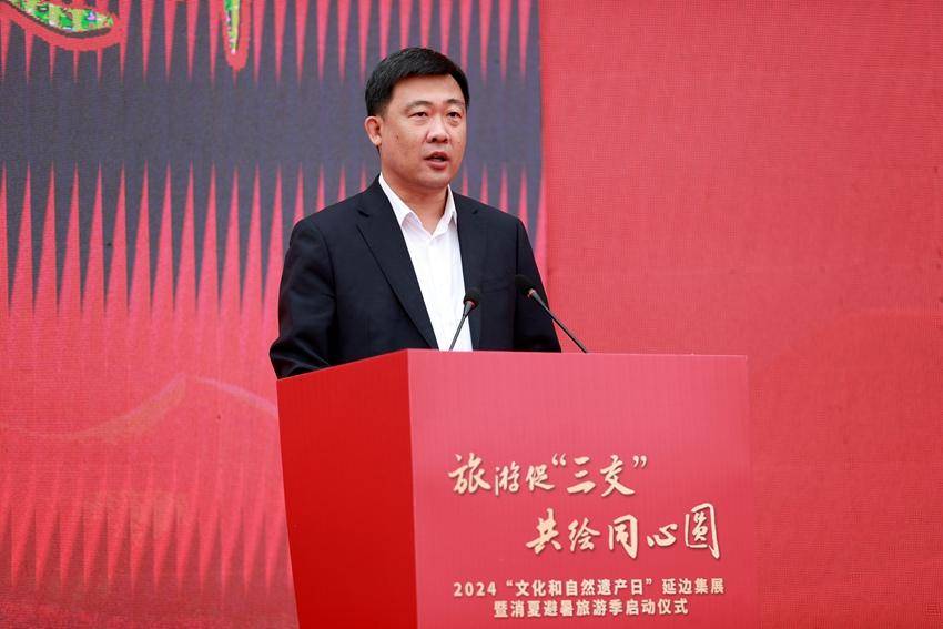 李军广 摄延边州文化广播电视和旅游局局长宋艳主持开幕仪式.