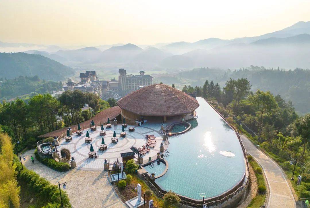 叹自助早餐,享无边际网红泳池 水上乐园!_温泉度假村_养生_石板