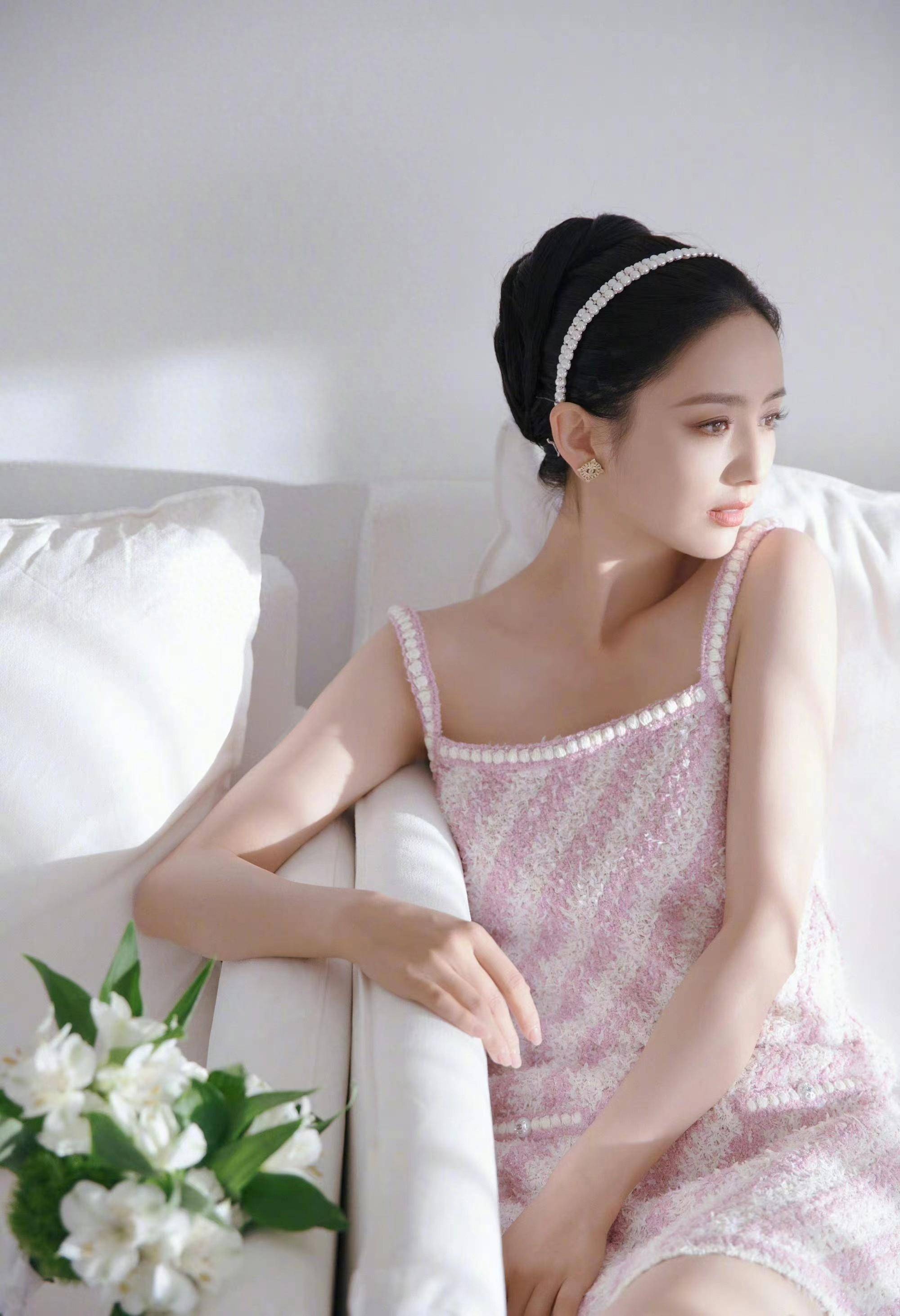 佟丽娅端午节晒美照,穿一款条纹吊带裙,清新优雅又减龄!