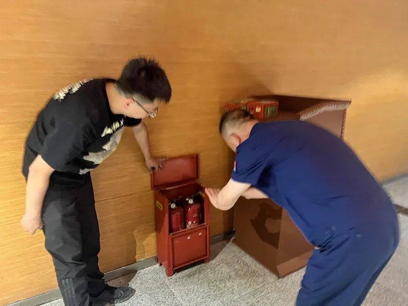 营口消防站前大队深入电影院开展夏季消防安全检查