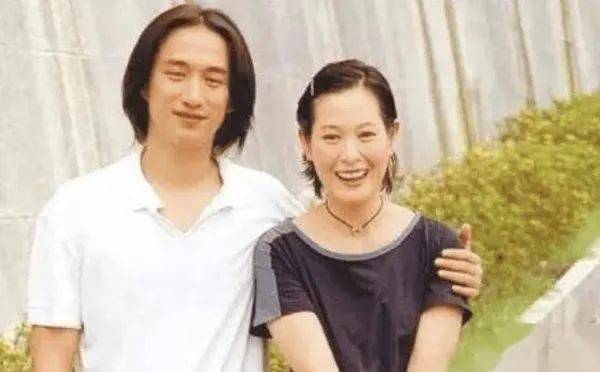 但让人觉得遗憾的是,刘若英后来也嫁给了富豪钟小江,感情生活似乎一直
