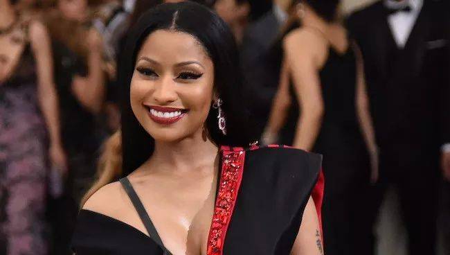 这位美国当红的说唱歌手,素来外形火辣,作风大胆,加上姓氏的读法也