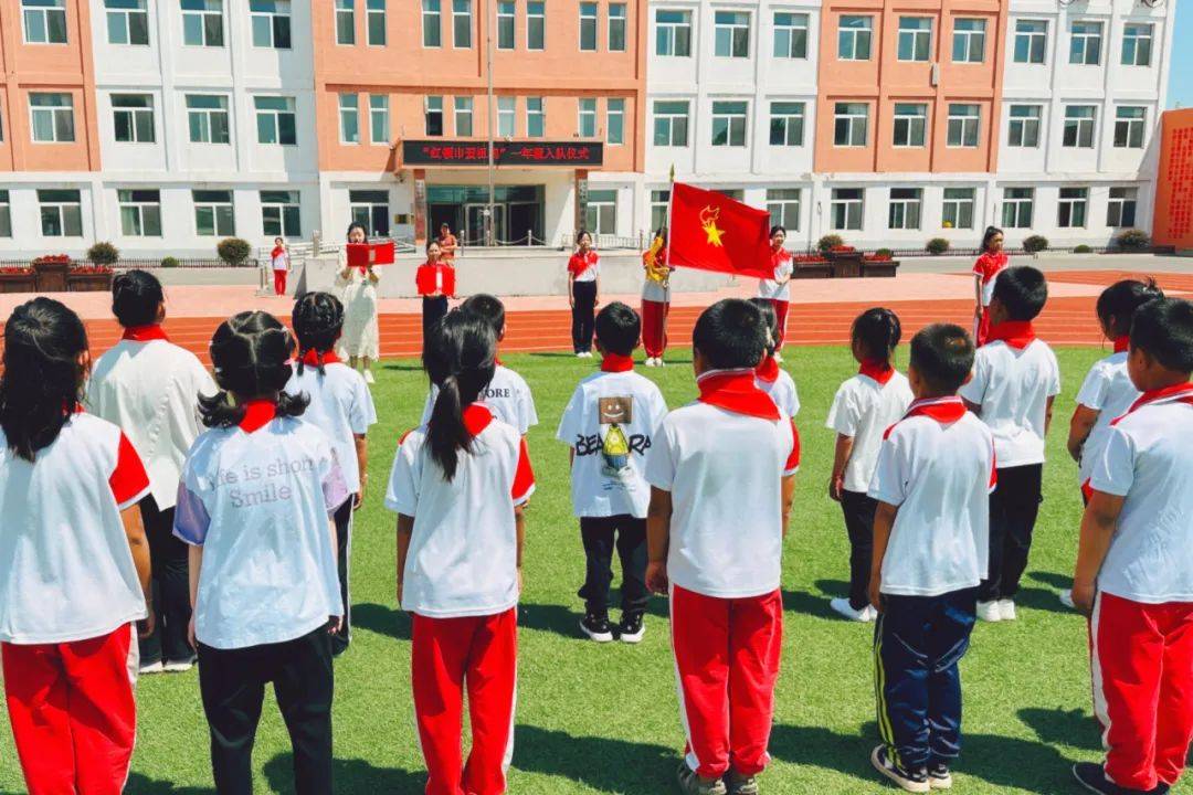 文圣区沙浒小学举行"红领巾爱祖国"新队员入队仪式_少先队员_队旗