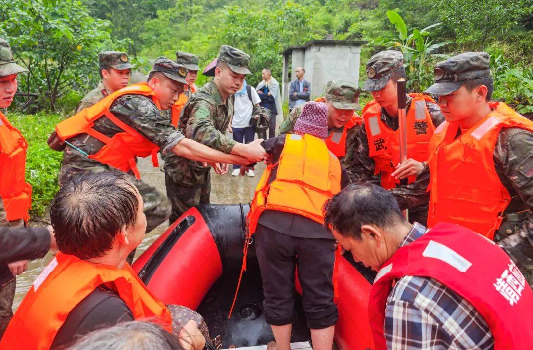 洪水淹没村庄,武警官兵紧急转移受困群众_救援_进行_百色