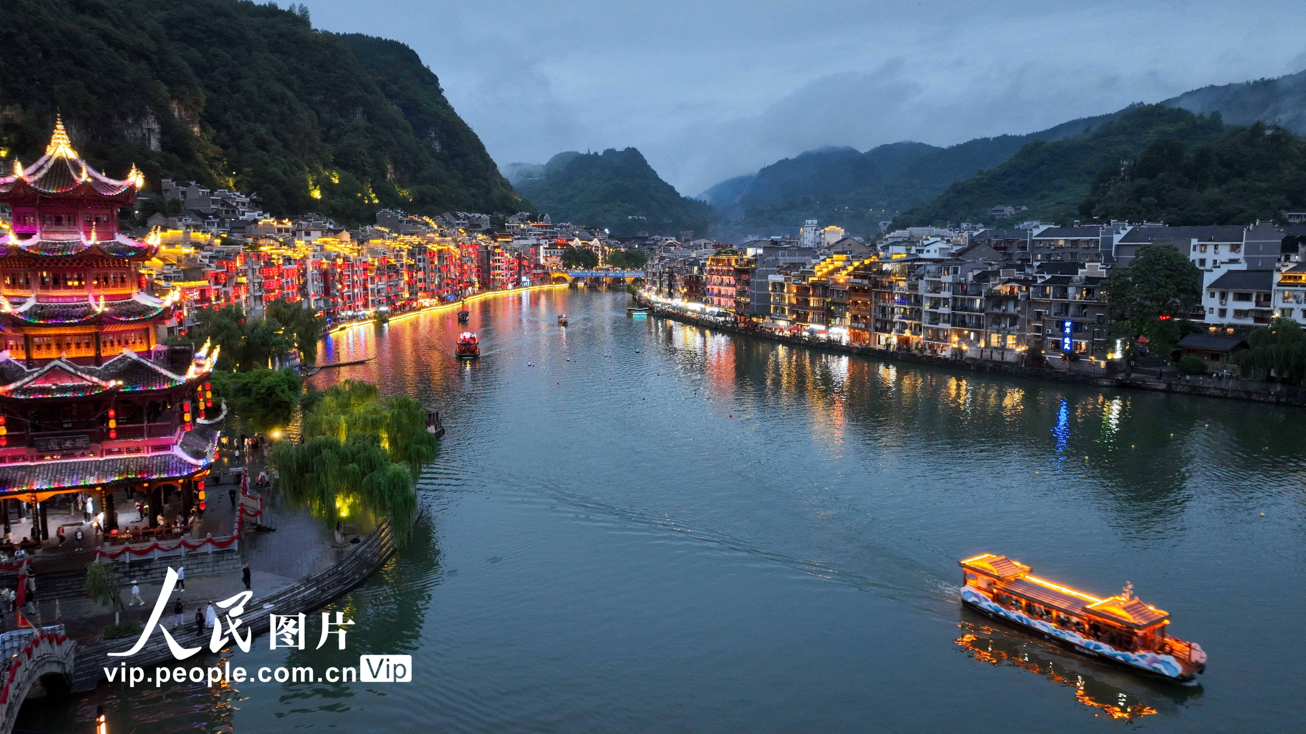 贵州镇远:"夜经济"丰富假日生活