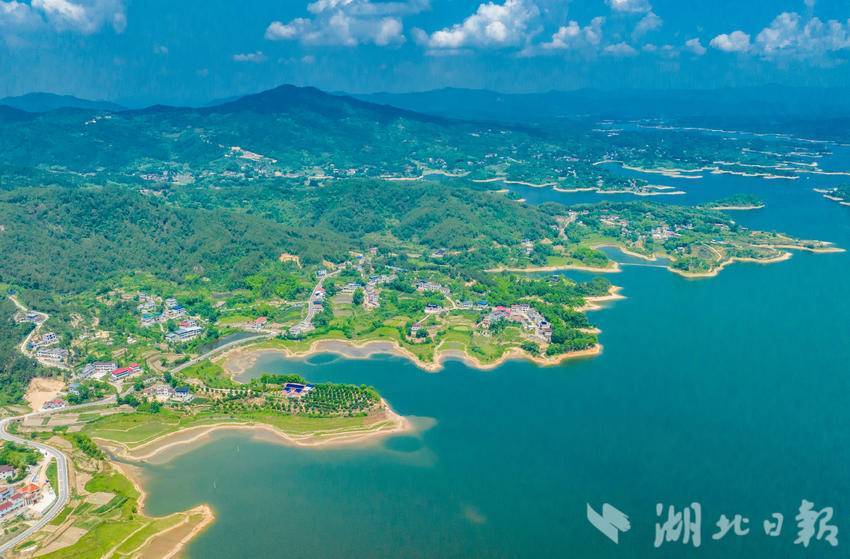 白莲河水库位于浠水,罗田,英山三县交界处,库容超12亿立方米,有"鄂东