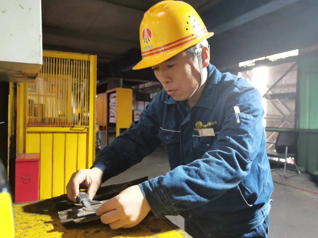 用工具丈量责任担当轧钢工:炉号工每天与数据打交道,负责入炉钢坯信息