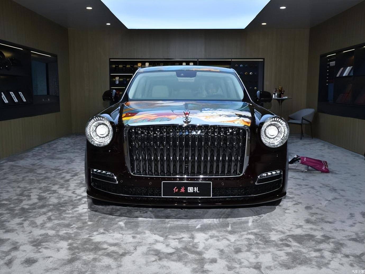 0l八缸发动机,峰值功率285kw,最高车速可达220km/h.