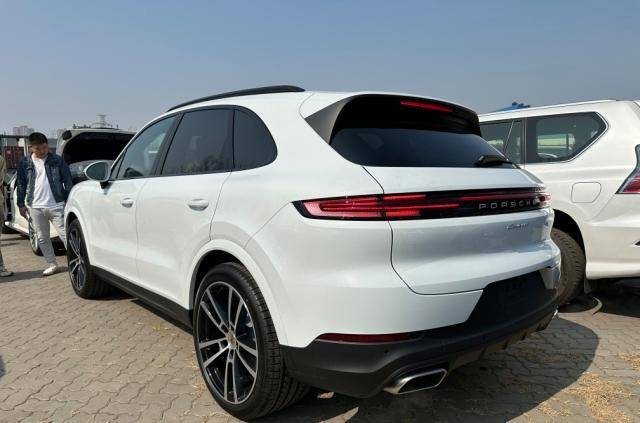 24 款保时捷卡宴:越野转向辅助 豪华增强包,极速之王彰显尊崇修