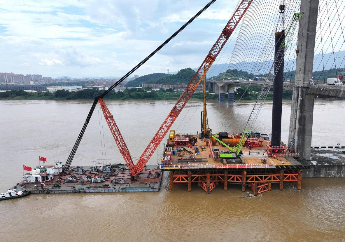 刷新进度,广肇高速改扩建项目金马大桥主墩桩基首根钢护筒开打
