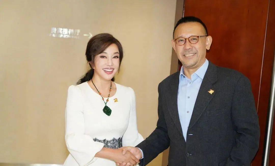看她和继父,妹妹以及男保姆之间的故事就懂了_北京_冉昌儒_母亲