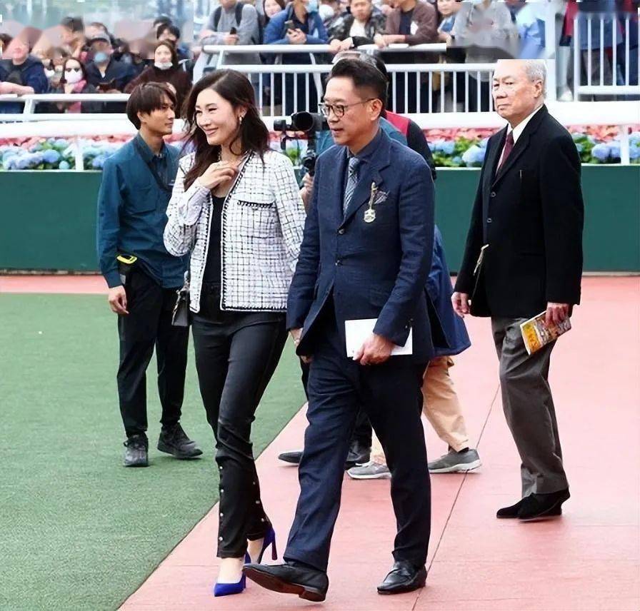 在歌剧院偶遇李嘉欣一家,53岁穿牛仔裙嫩似少女,儿子穿蓝色衬衫,牵手