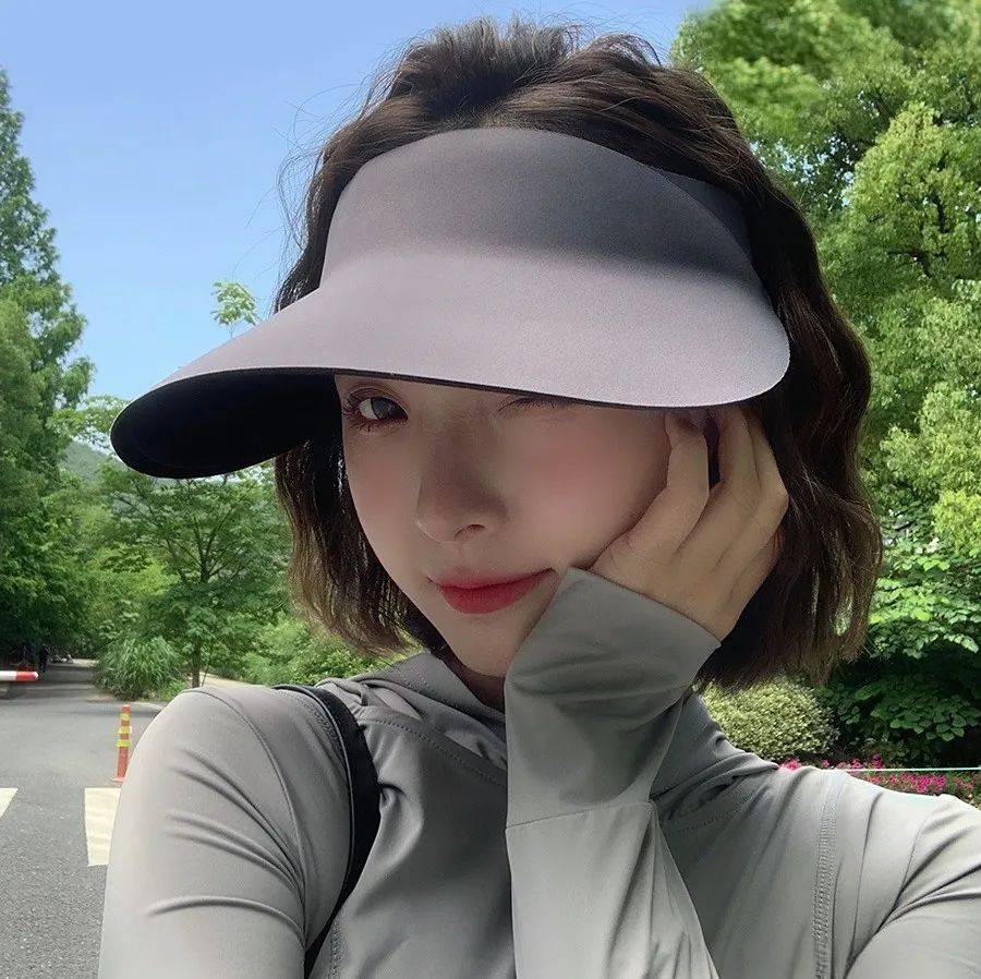 所以整个帽子特别轻盈,柔软,大约93g,出行佩戴毫无压力