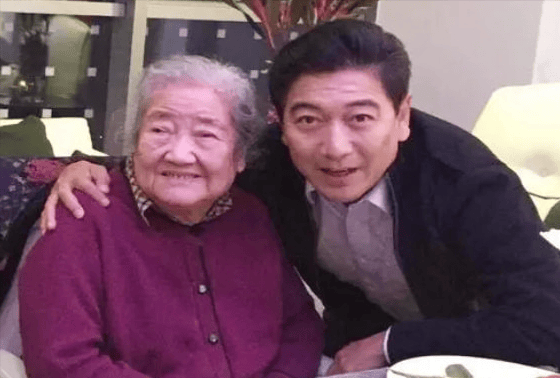 而水均益也尊重王君的决定,和妻子离婚后水均益净身出户