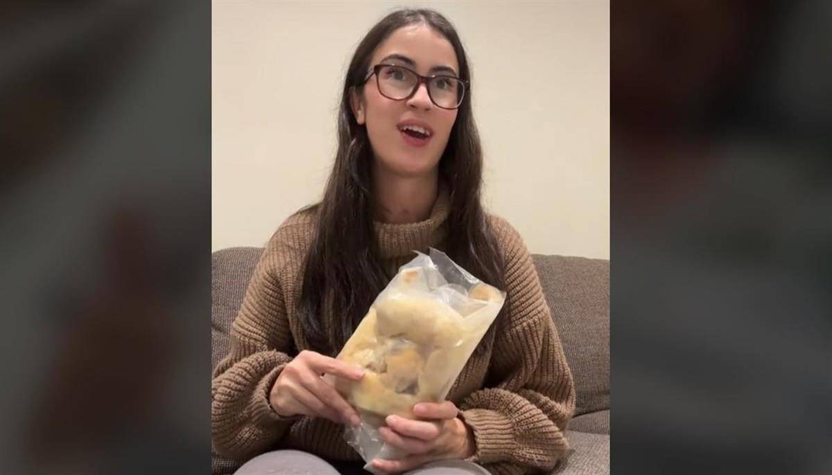 杰茜卡·曼宁手拿装有自己心脏的袋子(图源:tik tok)据参考消息援引