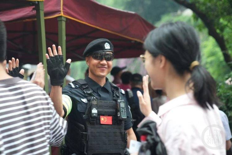 与考生击掌加油的特警小哥发出邀请：欢迎报考警校