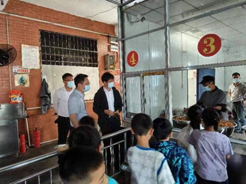 "近日,蓝山县纪委监委督查组不定期对各中小学校食堂开展校园食品安全