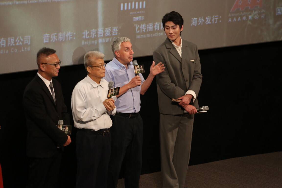 在这部中法合拍的作品中,法国"安菲特利特"号商船抵达广州,广州因此