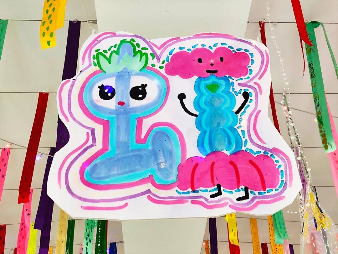 展区以彩虹丝带雨为烘托背景,它们挂在天空中,仿佛随时都会飘下来.