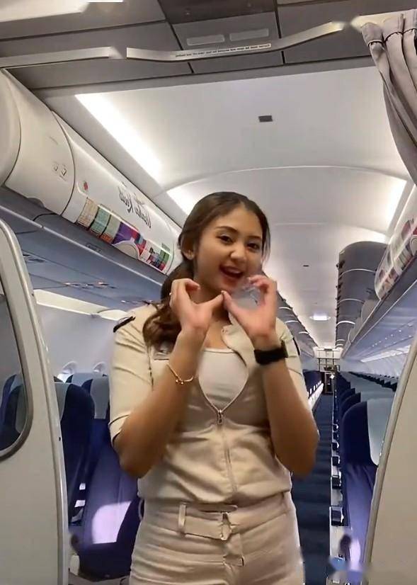 原创            网友发印尼空姐制服，引发热议，评论区炸锅了！-印尼空难前视频