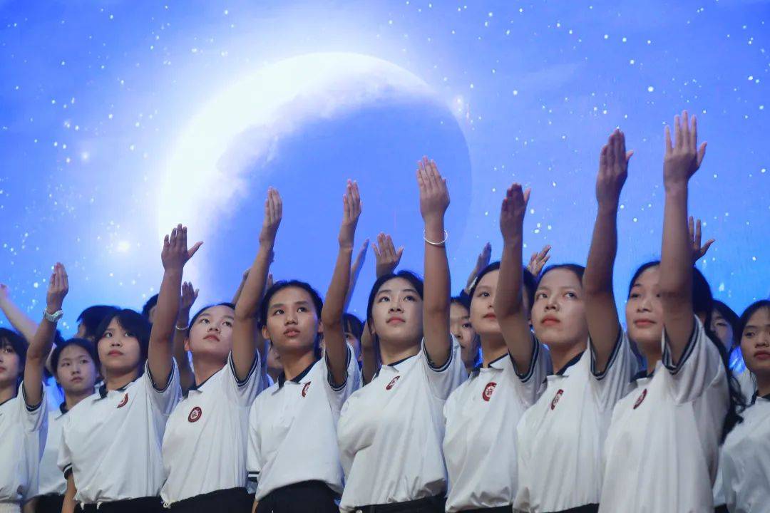 中学高中部合唱团带来的"童声里的中国"全国少年儿童合唱活动南宁市