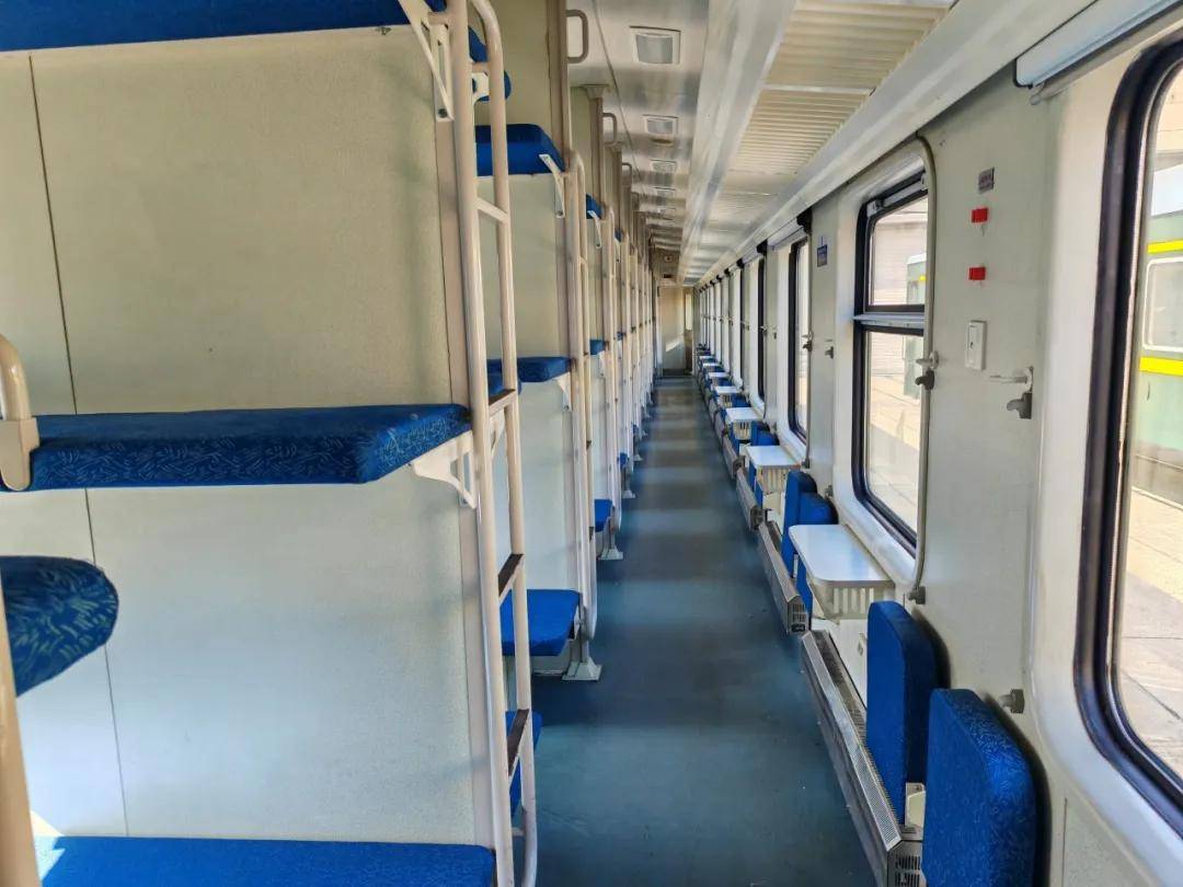 外走廊通道内硬卧车厢充电接口位于25g型普速列车的25g型普速列车均设