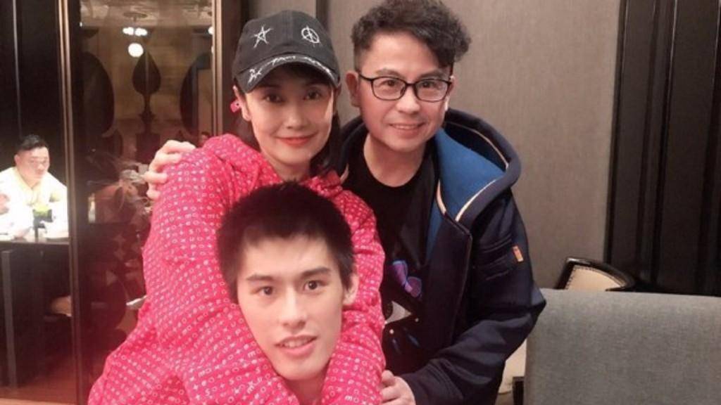 黄一山带患罕见病儿子回港,28岁儿子终身坐轮椅毛毯从头包到脚