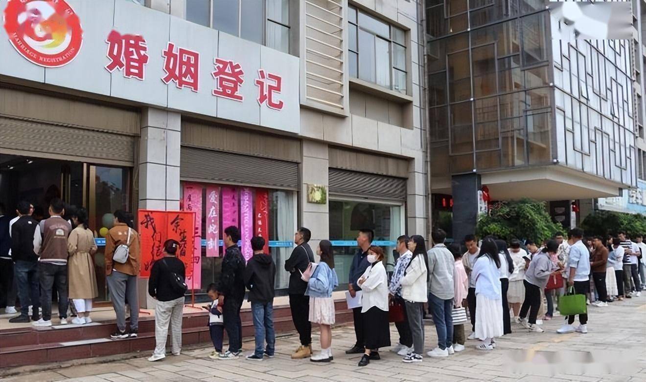 高考后,女高中生扎堆进医院做美丽手术,家长们排队去民政局离婚