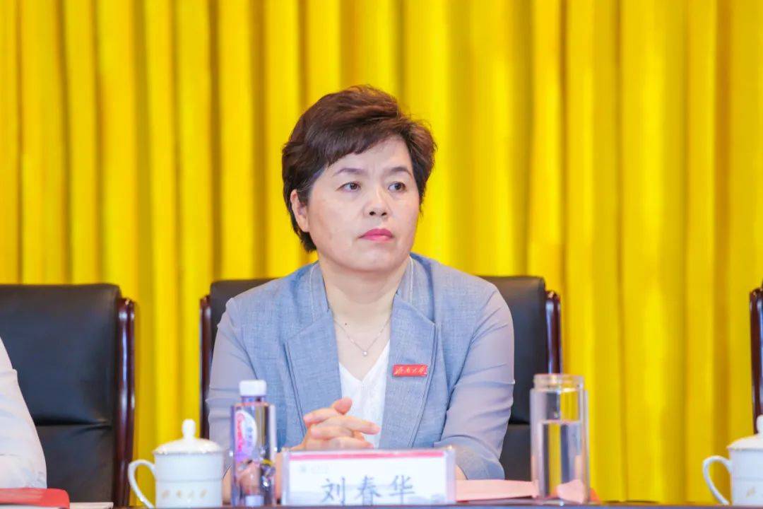 刘春华代表学校党委向大会的召开表示祝贺,向长期以来关心和支持学校