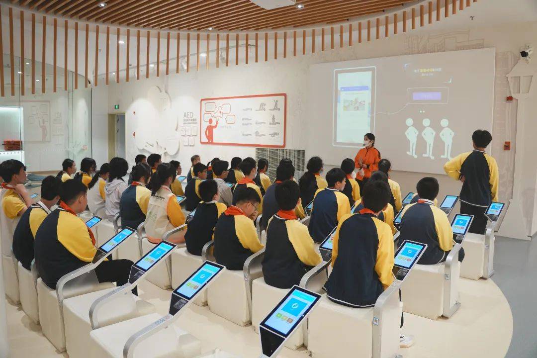 安全教育初体验 ——上海市泾南中学初一年级东方绿舟安全实训