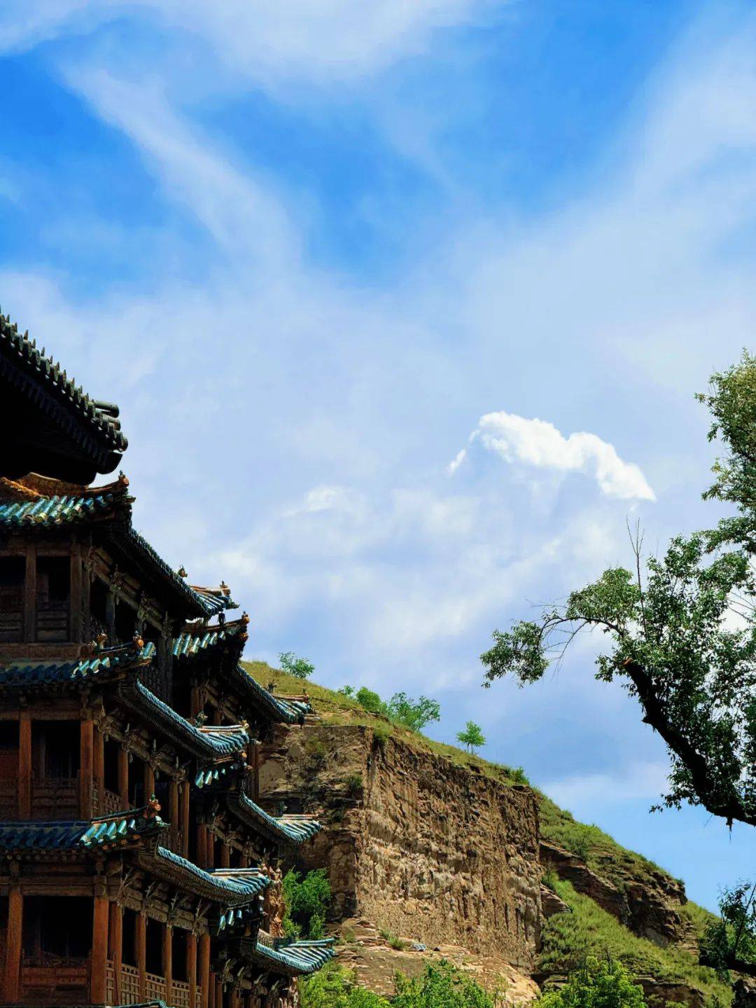 云冈石窟景区的"漫画云季"又到啦!嘿,一起抬头看看蓝天白云吧