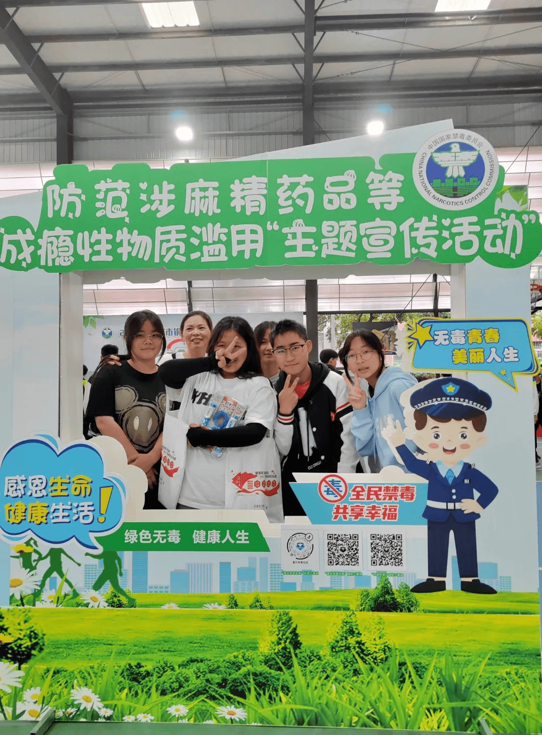 活动中,学校室内体育场馆"变身"禁毒宣传展馆,禁毒宣传横幅,海报及