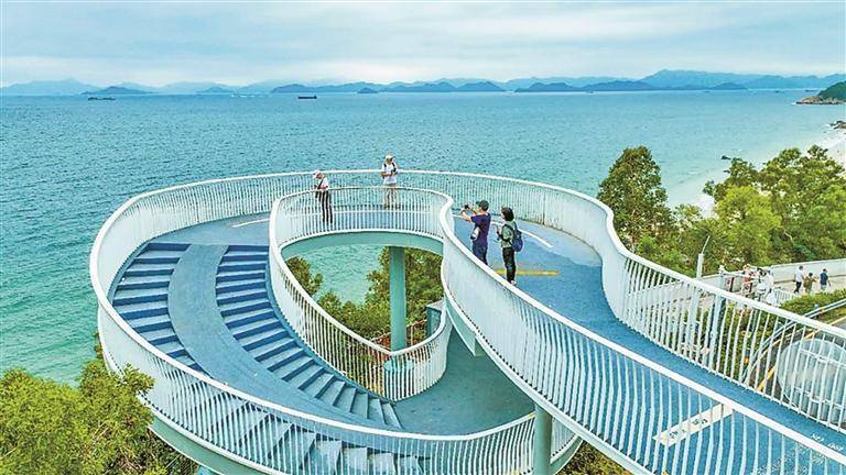 张妍 通讯员 林宏松 文/图)深圳再添一段最美海滨栈道