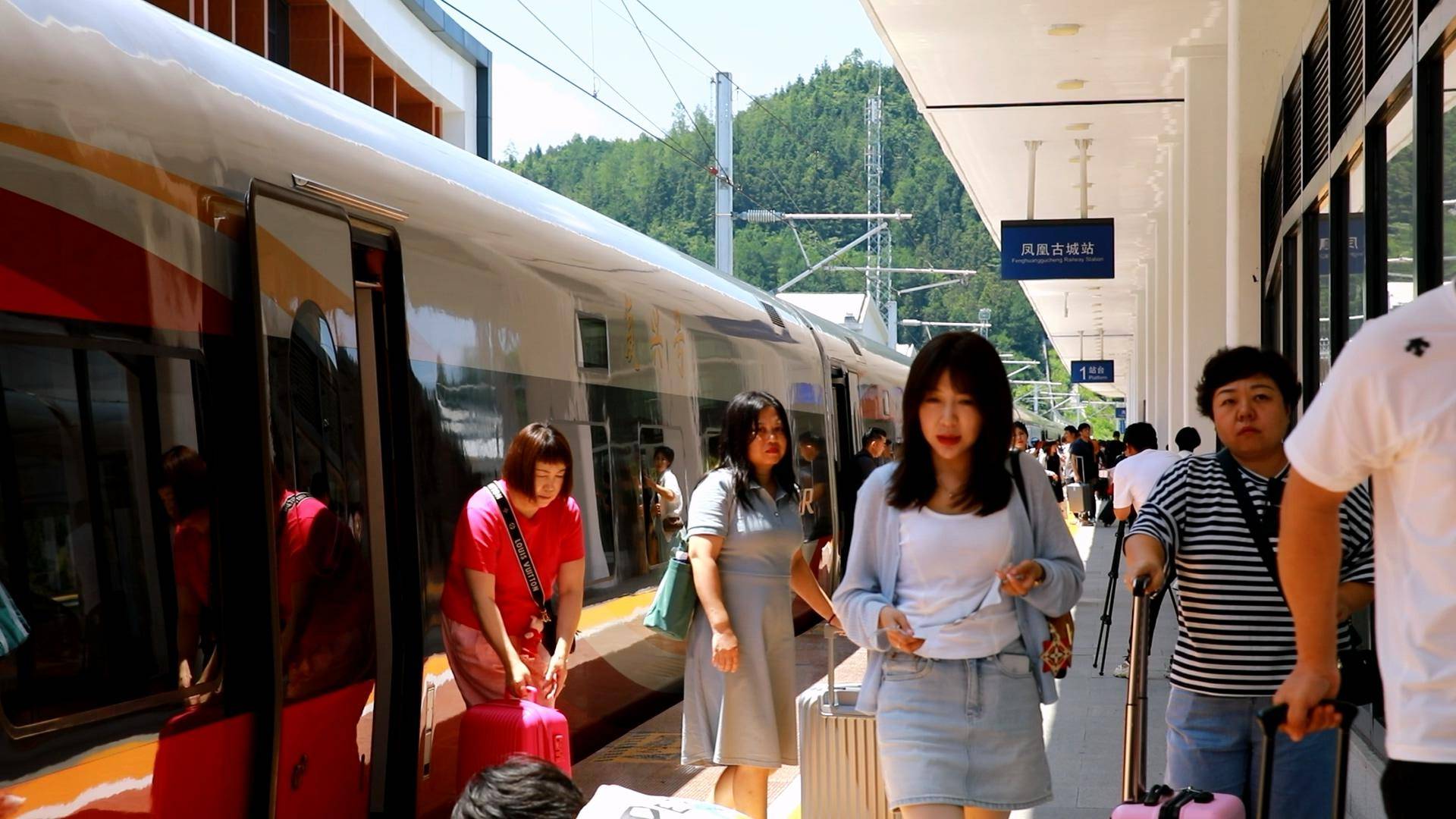 “好靓的风景，好吃的湘菜”，香港至张家界的首发列车上，香港旅客这么说