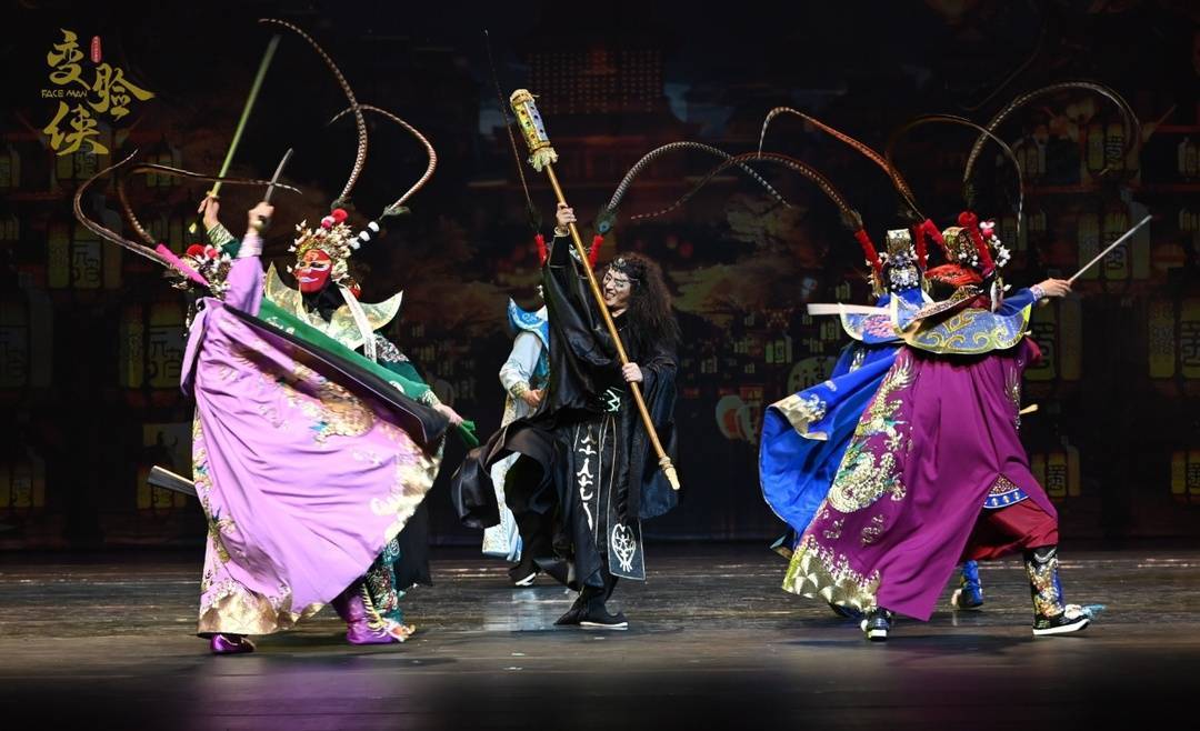 许明耻表示:"川剧把变脸搬上舞台,始于20世纪30年代上演的传统戏