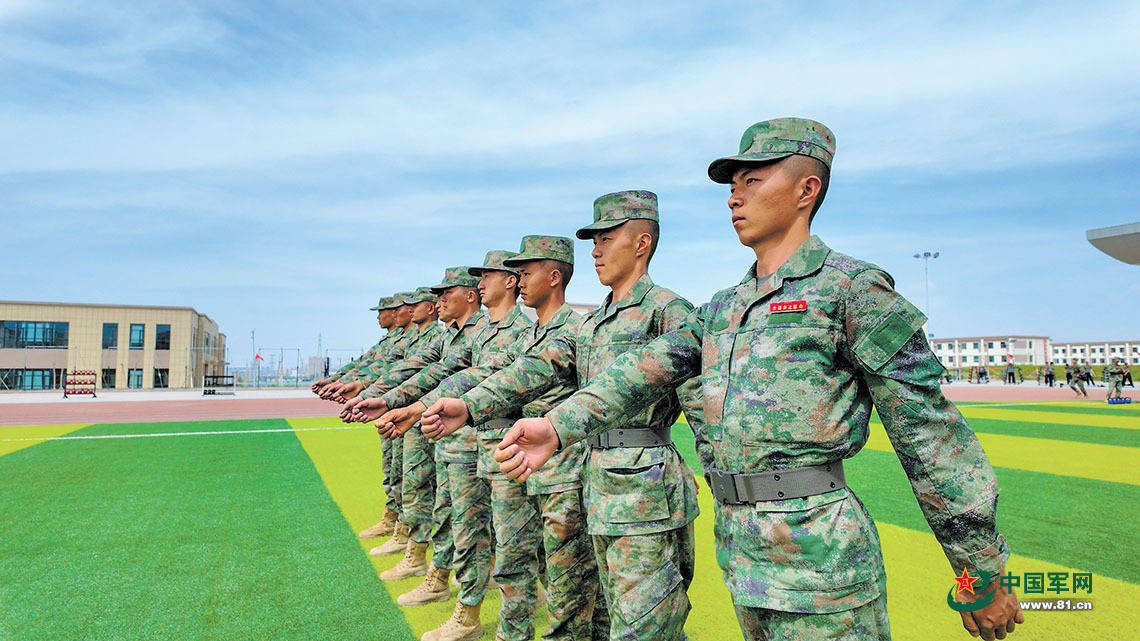 陆军某综合训练基地新兵从带兵人身上感悟军人血性