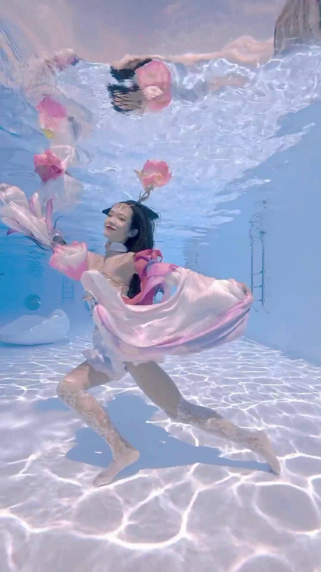 王者荣耀貂蝉云想衣裳花想容,春风拂槛露华浓自由潜水中舞蹈